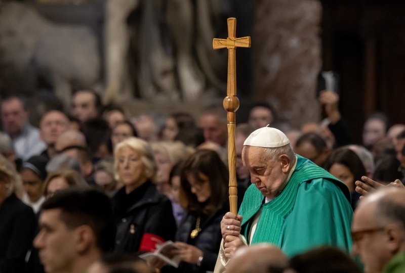 El Papa Francisco se apoya en su báculo mientras reza durante la Misa de la Jornada Mundial de los Pobres en la Basílica de San Pedro del Vaticano el 17 de noviembre de 2024. (CNS photo/Pablo Esparza)