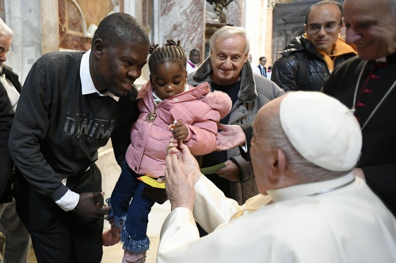 El Papa Francisco ofrece un caramelo a un niño tras celebrar la Misa por la Jornada Mundial de los Pobres en la Basílica de San Pedro el 17 de noviembre de 2024. (CNS photo/Vatican Media)