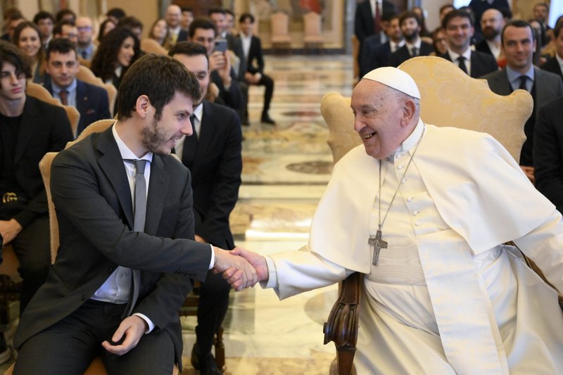 El Papa Francisco estrecha la mano de un miembro del Consejo Nacional de la Juventud de Italia durante una reunión en el Vaticano el 16 de noviembre de 2024. (CNS photo/Vatican Media)
