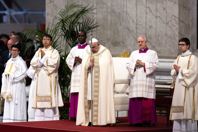 El Papa Francisco sostiene su báculo mientras se lee el Evangelio en la Misa de la fiesta de Cristo Rey y la celebración local de la Jornada Mundial de la Juventud en la Basílica de San Pedro del Vaticano el 24 de noviembre de 2024. (CNS photo/Lola Gomez)