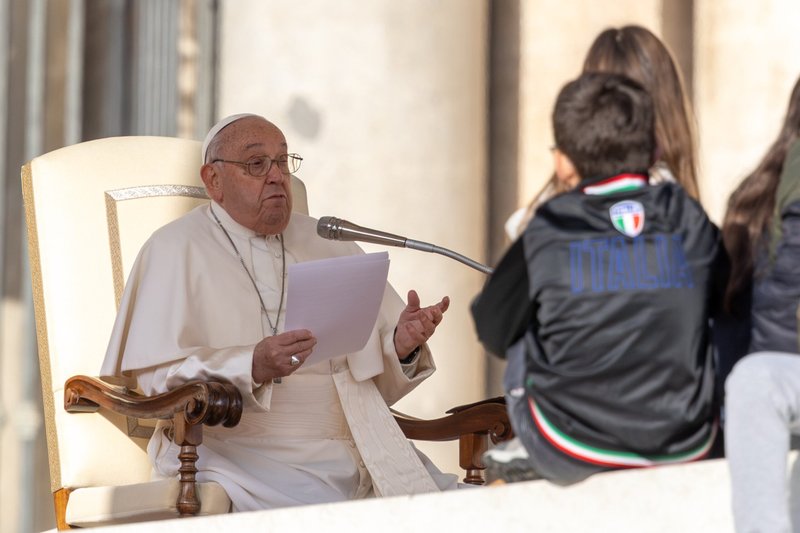 El Papa Francisco habla acompañado de niños en la Plaza de San Pedro durante su audiencia general semanal en el Vaticano el 27 de noviembre de 2024. (CNS photo/Lola Gomez)