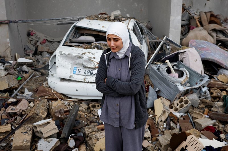 Una mujer entre los escombros de su casa en Tiro, Líbano, el 27 de noviembre de 2024, tras la entrada en vigor del alto el fuego entre Israel y Hezbolá. El alto el fuego entre Israel y el grupo militante libanés Hezbolá parece mantenerse mientras los residentes regresan al sur del Líbano, a pesar de las advertencias de los militares israelíes y libaneses de que se mantengan alejados de ciertas zonas. (Foto de OSV News/Adnan Abidi, Reuters)