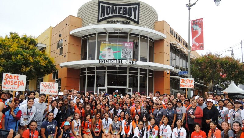 Miembros del club de servicio Jester Homegirls posan frente a Homeboy Industries después de su carrera/caminata anual 5K. (Margaret Hernandez)
