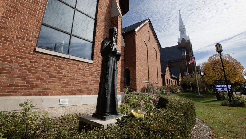 Una estatua del Beato Padre Solanus Casey saluda a visitantes y peregrinos frente al Centro Solanus Casey del Monasterio de San Buenaventura en Detroit, Michigan. (Jeffrey Bruno)