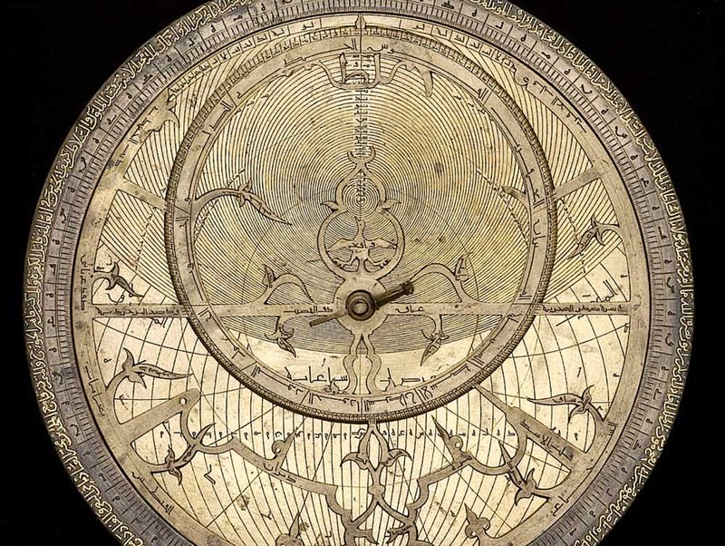 «Astrolabio con mansiones lunares», de Abd al-Karim al-Misri, siglo XIII. (Museo de Historia de la Ciencia, Universidad de Oxford vía Wikimedia Commons)