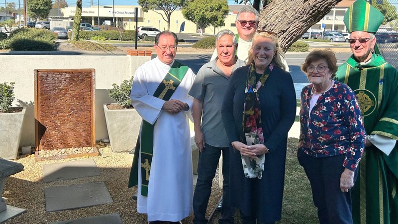 De izquierda a derecha: El diácono Frank González, Joe Montanez, el padre David Loftus, párroco de la iglesia Nuestra Señora del Refugio, la doctora Heather Banis, coordinadora del Ministerio de Asistencia a las Víctimas de la archidiócesis, Marge Graf, asesora general de la archidiócesis de Los Ángeles, y el obispo auxiliar Marc Trudeau posan frente al nuevo jardín de sanación en Nuestra Señora del Refugio el 17 de noviembre. (Mike Cisneros)