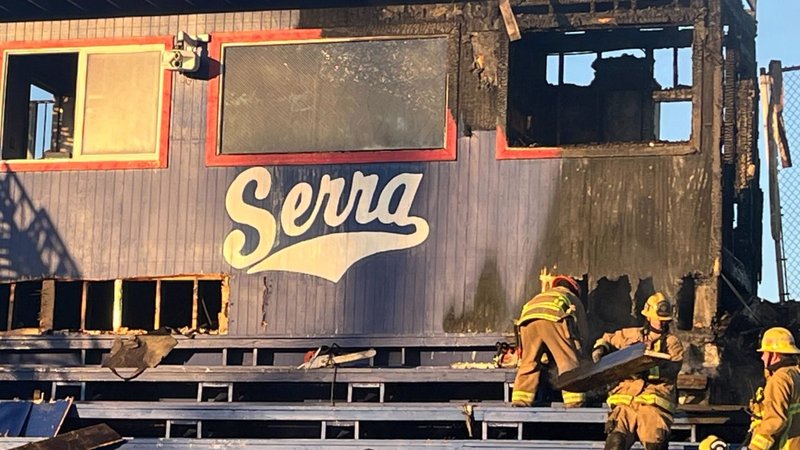 Los bomberos del condado de Los Ángeles extinguieron el incendio el miércoles por la mañana después de que quemara una sección de las gradas del campo de fútbol y el palco de prensa del campo. (Escuela Secundaria Junipero Serra)