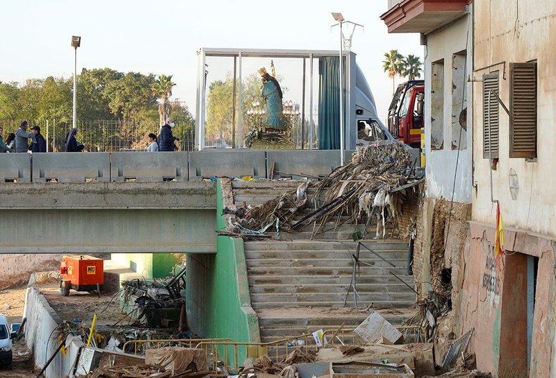 La emoción embargó a los habitantes de las zonas devastadas por la DANA en Valencia durante el primer día de la visita de la Virgen peregrina de los Desamparados a estas zonas, cuando se cumple un mes de la tragedia. (Fotos: F. Perona/Delegación Medios Comunicación Arzobispado Valencia)