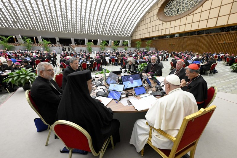 El Papa Francisco y los miembros del Sínodo de los Obispos sobre la Sinodalidad asisten a la última sesión de trabajo del Sínodo, el 26 de octubre, en el Aula Pablo VI del Vaticano (CNS/Vatican Media).
