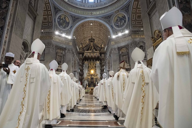 Prelados asisten a la Misa celebrada por el Papa Francisco en la Basílica de San Pedro el 11 de octubre de 2022, con motivo del 60 aniversario de la apertura del Concilio Vaticano II. (CNS/Vatican Media)