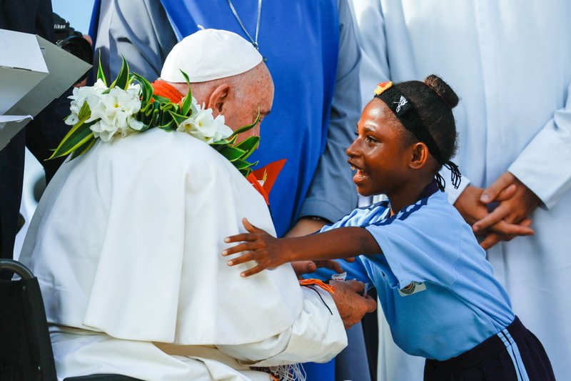 Un niño abraza al Papa Francisco durante su visita a la Escuela Humanística de la Santísima Trinidad en Baro, Papúa Nueva Guinea, el 8 de septiembre de 2024. (CNS /Lola Gomez)