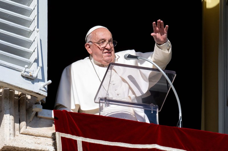 El Papa Francisco saluda a las personas que se unen a él para el rezo de la oración del Ángelus en la Plaza de San Pedro en el Vaticano el 1 de diciembre de 2024. (CNS photo/Vatican Media)