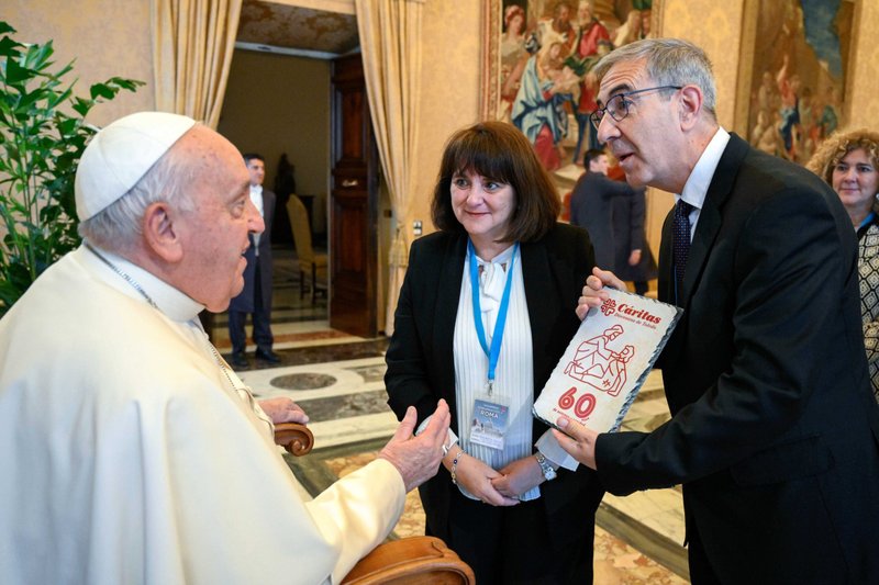 El Papa Francisco recibe un regalo de los trabajadores de Cáritas de la Archidiócesis de Toledo, España, durante una reunión en el Vaticano el 5 de diciembre de 2024. (Foto CNS/Vatican Media)