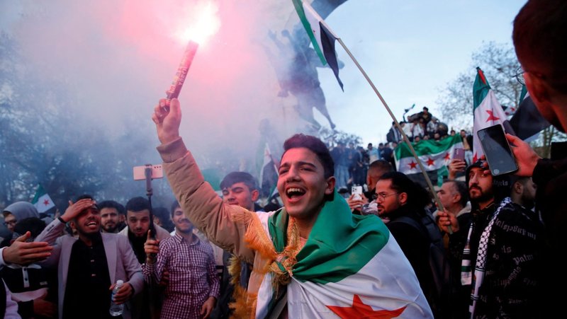 Sirios que viven en Turquía celebran después de que los rebeldes sirios anunciaran que habían expulsado al presidente Bashar Assad de Siria el 8 de diciembre.(OSV News/Dilara Senkaya, Reuters)