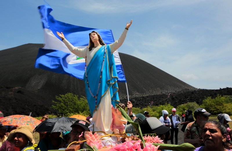 Nicaragüenses llevan una estatua de María durante una peregrinación el 14 de agosto de 2018 en León para exigir el fin de la violencia en el país. El Papa Francisco y otros católicos, incluidos obispos nicaragüenses exiliados, oraron por Nicaragua mientras el país centroamericano observaba la celebración de la Inmaculada Concepción de María en medio de la persecución el 8 de diciembre de 2024. (Foto OSV News/Oswaldo Rivas, Reuters)