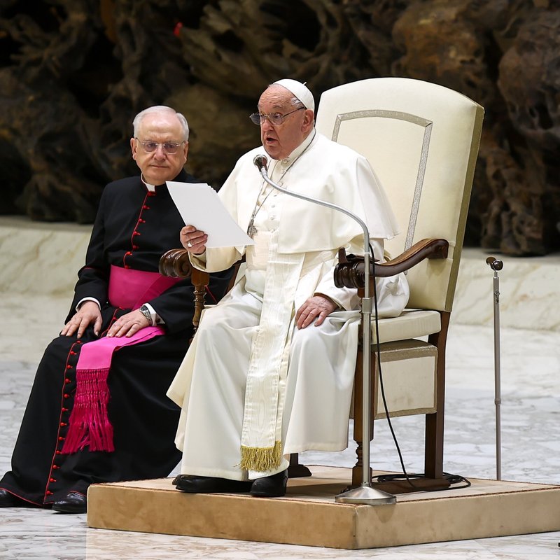 El Papa Francisco habla con los visitantes durante su audiencia general en el Aula de Audiencias Pablo VI del Vaticano el 11 de diciembre de 2024. (Foto CNS/Lola Gomez)