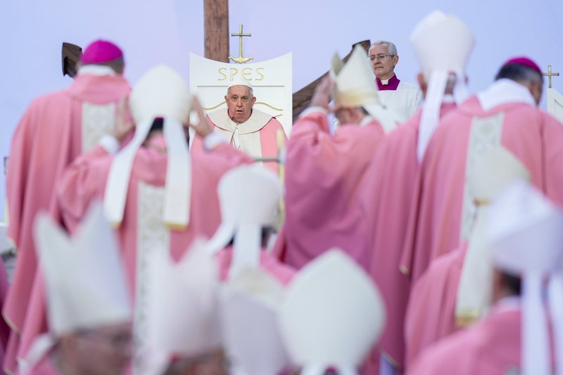 Cardenales y obispos desfilan junto al Papa Francisco al comienzo de la Misa del Domingo de Gaudete en la Plaza Austerlitz de Ajaccio, Francia, 15 de diciembre de 2024. (CNS /Lola Gomez)