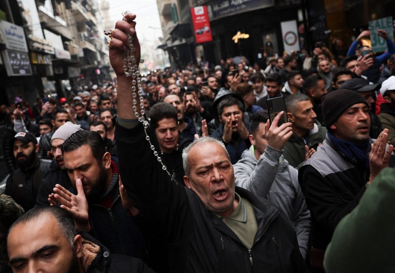 Varias personas en Damasco, Siria, asisten a una protesta contra la quema de un árbol de Navidad en la gobernación de Hama, 24 de diciembre de 2024. (Foto de OSV News/Amr Abdallah Dalsh, Reuters)