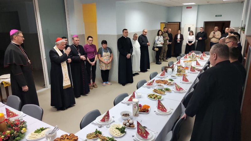 "Que la próxima Navidad esté llena de alegría y libertad para Ucrania", reza el Cardenal Konrad Krajewski, prefecto del Dicasterio para el Servicio de la Caridad, el 24 de diciembre de 2024, antes de compartir una comida de vigilia de Navidad en Kharkiv, Ucrania, con el clero y los religiosos locales. (Foto OSV News/Cortesía del cardenal Konrad Krajewski)