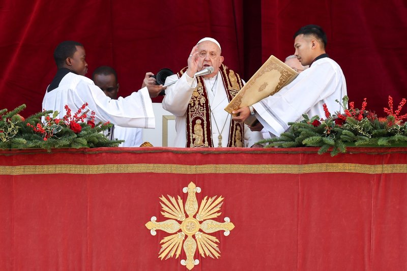 El Papa Francisco da su bendición de Navidad "urbi et orbi" (a la ciudad y al mundo) desde el balcón central de la Basílica de San Pedro en el Vaticano el 25 de diciembre de 2024. (Foto CNS/Lola Gomez)