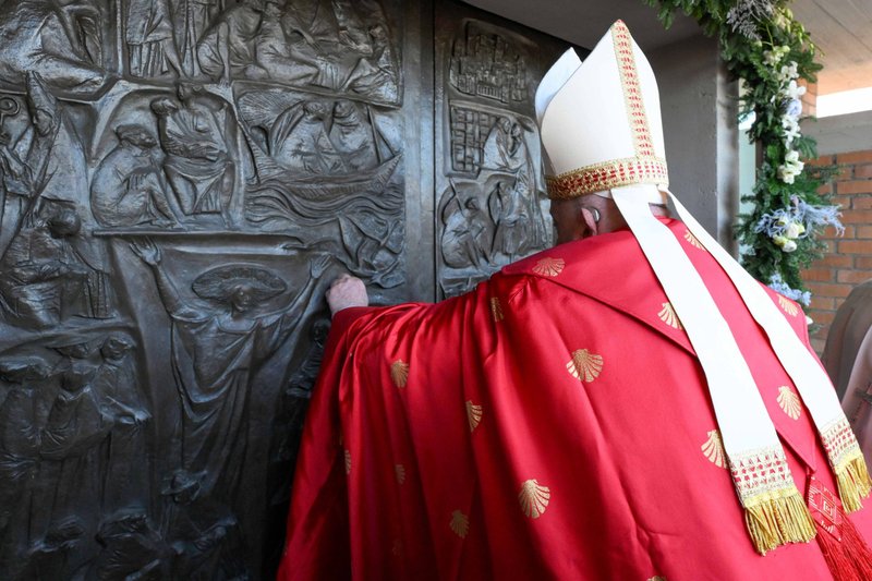 El Papa Francisco llama a la Puerta Santa de la Iglesia del Padre Nuestro en la prisión de Rebibbia, en Roma, el 26 de diciembre de 2024, antes de abrirla y presidir una misa con los reclusos, el personal de la prisión y funcionarios del gobierno italiano el 26 de diciembre de 2024. (Foto CNS/ Vatican Media)