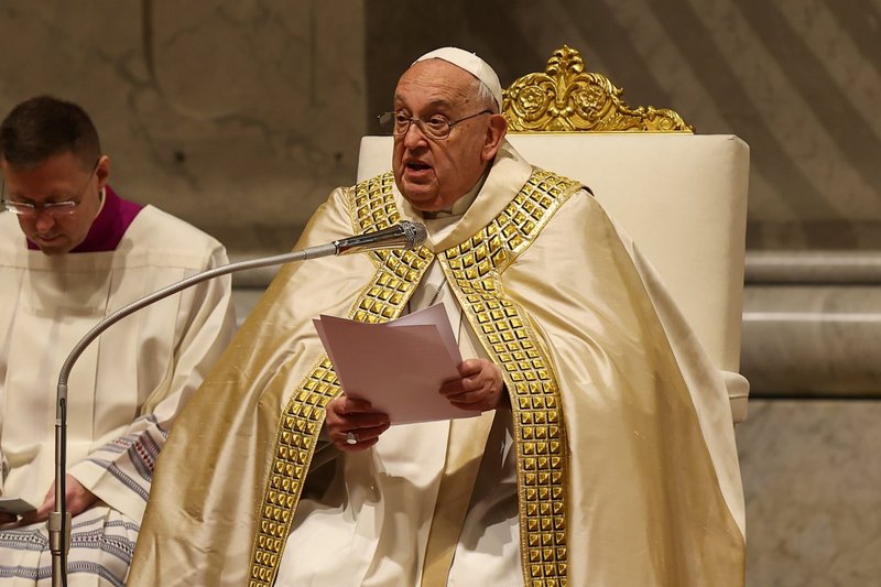 El Papa Francisco pronuncia su homilía durante un servicio de oración vespertino en la Basílica de San Pedro para la Nochevieja en el Vaticano el 31 de diciembre de 2024. (CNS photo/Lola Gomez)