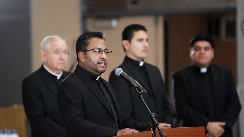 El Padre Juan Gutiérrez habla con los medios de comunicación el 16 de diciembre sobre su milagro atribuido a la intercesión del Beato Pier Giorgio Frassati en la Iglesia Católica de San Juan Bautista. (Víctor Alemán)