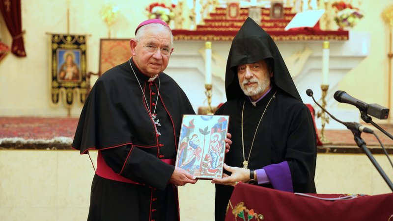 El Arzobispo de Los Ángeles, Mons. José H. Gomez, posa con el Arzobispo Hovnan Derderian, primado de la Diócesis Occidental de la Iglesia Armenia de Norteamérica, después de que el Arzobispo Gomez fuera homenajeado durante el 14º Servicio Ecuménico Anual de Oración celebrado en la Catedral Armenia de San León Ghevondiants en Burbank el 10 de diciembre. (Diócesis Occidental de la Iglesia Armenia)