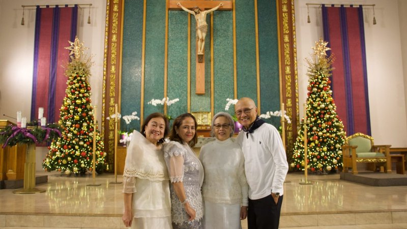 Los voluntarios parroquiales Mila Villanueva, Helen Limbo, Yvonne Gandhi y Carlito Rafanan posan tras la novena de Simbang Gabi a primera hora de la mañana en la Iglesia de la Sagrada Familia de Artesia. (Kimmy Chacón)