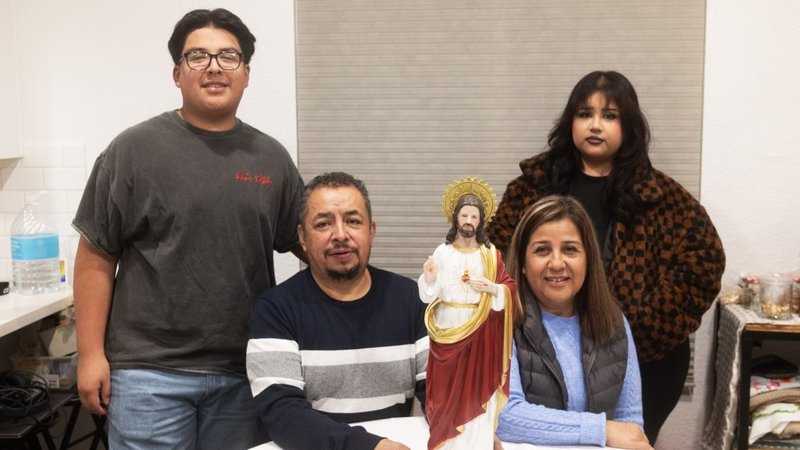 Antonio y Liliana Huerta, de Pasadena, con sus hijos, Gabriela y José Antonio, y la estatua itinerante del Sagrado Corazón que guardaron en su casa la semana en que el cercano incendio de Eaton estuvo a punto de alcanzar su hogar. (Víctor Alemán)