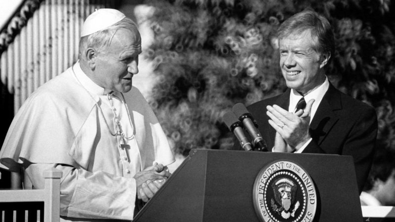 San Juan Pablo II interviene en una rueda de prensa con el Presidente Jimmy Carter en la Rosaleda de la Casa Blanca el 6 de octubre de 1979. Carter murió el 29 de diciembre de 2024, a los 100 años, en su casa de Plains, Georgia. (OSV News photo/CNS file photo)