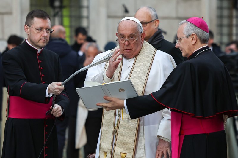 El Papa Francisco da su bendición después de recitar una oración a María frente a la estatua mariana cerca de la Plaza de España en Roma el 8 de diciembre de 2024, fiesta de la Inmaculada Concepción. (CNS photo/Lola Gomez)