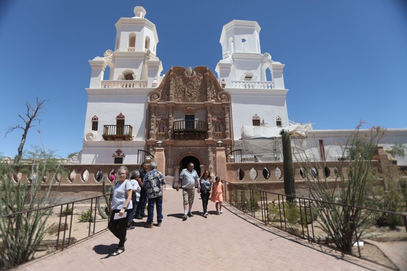 Después de asistir a Misa, la gente sale de la Misión de San Xavier del Bac en el condado de Pima, Arizona, en las afueras de Tucson, 28 de mayo de 2023. Diez líderes religiosos del estado -- incluyendo a los obispos católicos Edward J. Weisenburger de Tucson y John P. Dolan de Phoenix -- escribieron una columna de opinión publicada el 28 de diciembre de 2024 en el periódico Arizona Republic, denunciando las propuestas de permitir redadas de ICE en iglesias, lugares de culto, hospitales, escuelas y otros lugares actualmente considerados fuera de los límites (áreas protegidas) debido a su naturaleza sensible una vez que el presidente electo Donald Trump asuma el cargo. (Foto OSV News/Bob Roller)