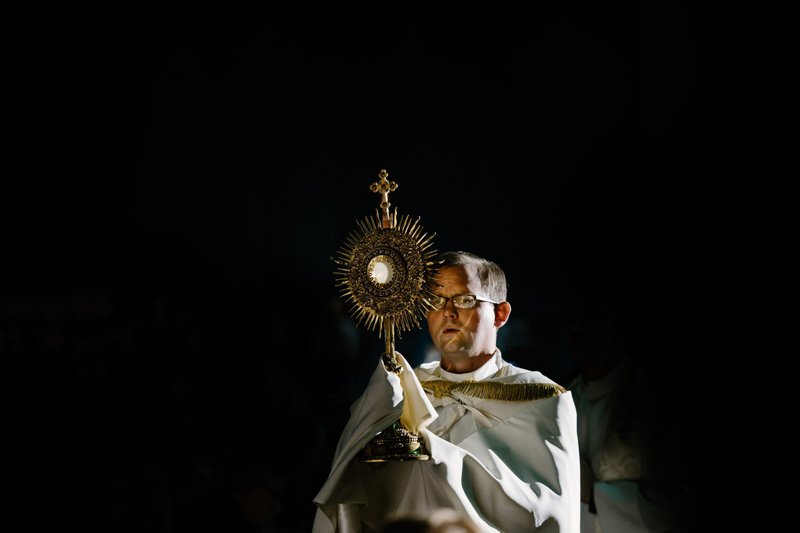Un sacerdote sostiene en alto el Santísimo Sacramento durante la adoración eucarística en SEEK25 en Salt Lake City el 3 de enero de 2025. Cada año la Fellowship of Catholic University Students, conocida como FOCUS, celebra la conferencia anual SEEK para reunir a miles de sus misioneros universitarios y estudiantes universitarios de todo el país. Para 2025, se celebró del 1 al 5 de enero en Salt Lake City y del 2 al 5 de enero en Washington. (Foto de OSV News/cortesía de FOCUS)