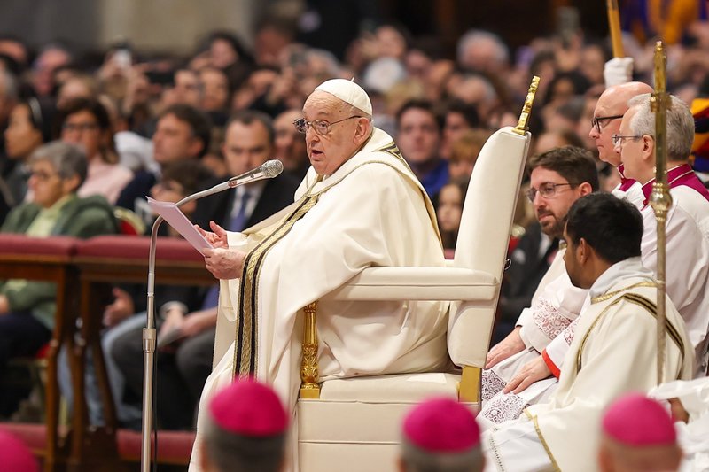 El Papa Francisco pronuncia su homilía durante la Misa en la fiesta de la Epifanía en la Basílica de San Pedro en el Vaticano el 6 de enero de 2025. (Foto CNS/Lola Gomez)