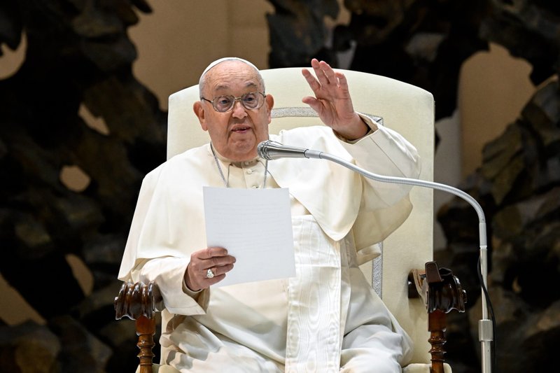 El Papa Francisco saluda a los visitantes en la Sala de Audiencias Pablo VI durante su audiencia general semanal en el Vaticano el 8 de enero de 2025. (CNS photo/Vatican Media)