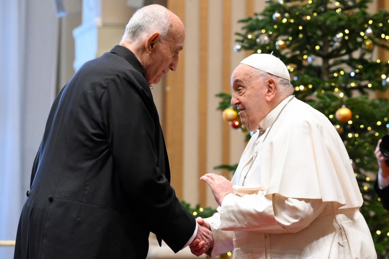 El Papa Francisco saluda a Georgios F. Poulides, embajador de Chipre ante la Santa Sede y decano del cuerpo diplomático, durante el encuentro anual con los diplomáticos acreditados ante la Santa Sede en la Sala de la Bendición del Palacio Apostólico en el Vaticano el 9 de enero de 2025. (CNS photo/Vatican Media)