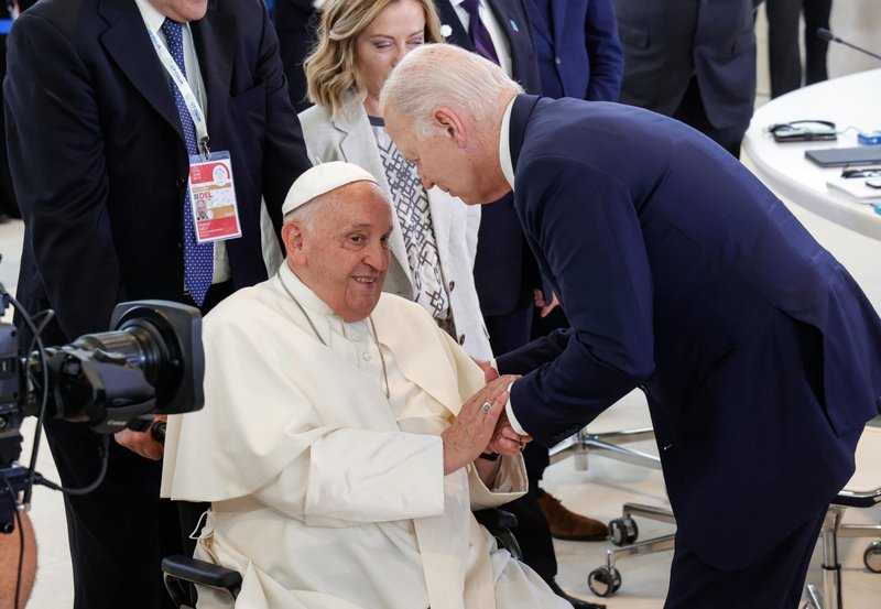 El Papa Francisco saluda al presidente de EE.UU. Joe Biden el 14 de junio de 2024, durante la cumbre del Grupo de los Siete en Borgo Egnazia, en la región de Apulia, al sur de Italia. El 11 de enero de 2025, Biden habló con el Papa desde la Casa Blanca en Washington y le otorgó la Medalla Presidencial de la Libertad con Distinción. (Foto CNS/cortesía de G7 Italia 2024)