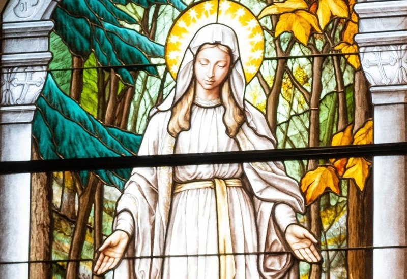 Un vitral del Santuario Nacional de Nuestra Señora de Champion, en Champion, Wisconsin, representa a la Santísima Virgen María apareciéndose a Adele Brise. Varios católicos que han huido de los incendios forestales que asolan Los Ángeles han estado rezando por la intercesión de Nuestra Señora de Champion, que una vez salvó un santuario rural de Wisconsin de un infierno devastador. (Foto OSV News/Sam Lucero)