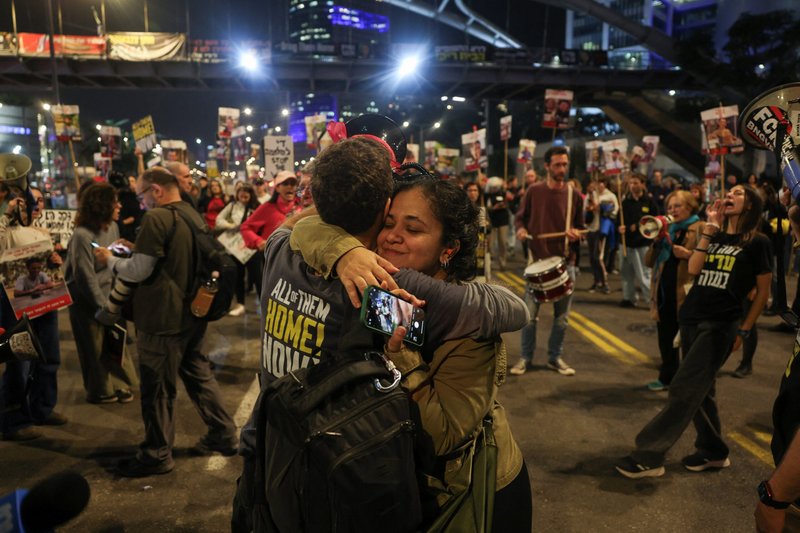 Partidarios de los rehenes israelíes secuestrados durante el mortífero ataque de Hamás del 7 de octubre de 2023, reaccionan ante el acuerdo de alto el fuego en Gaza mientras asisten a una protesta en Tel Aviv, Israel, el 15 de enero de 2025, organizada para exigir un acuerdo que devuelva a casa a todos los rehenes de una vez. (Foto de OSV News/Ronen Zvulun, Reuters)