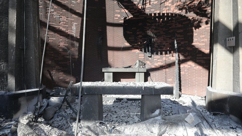 El altar se ve dentro de la destruida Iglesia del Corpus Christi en Pacific Palisades en el lado oeste de Los Ángeles 15 de enero 2025, a raíz de los incendios forestales. (Foto OSV News/Bob Roller)