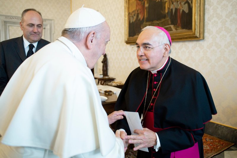 El Papa Francisco saluda al obispo Joe S. Vásquez de Austin, Texas, durante un encuentro el 20 de enero de 2020 con obispos estadounidenses de Arkansas, Oklahoma y Texas durante sus visitas “ad limina” al Vaticano. El 20 de enero de 2025, el Papa aceptó la renuncia del cardenal Daniel N. DiNardo de Galveston-Houston y nombró al prelado de Austin como su sucesor. (Foto CNS/Vatican Media)