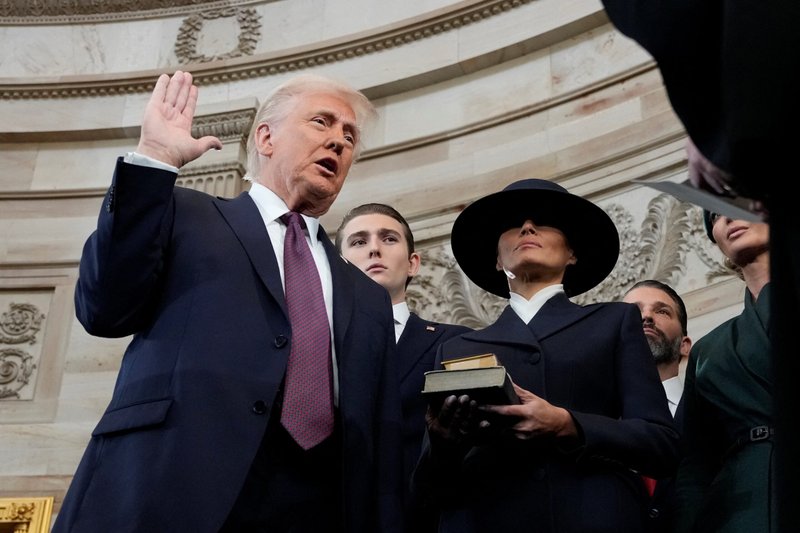 Donald Trump jura como 47º presidente de los Estados Unidos ante el presidente de la Corte Suprema, John G. Roberts, mientras Melania Trump sostiene la Biblia, en la Rotonda del Capitolio en Washington el 20 de enero de 2025. (Foto OSV News/Morry Gash, pool via ReutersReuters)