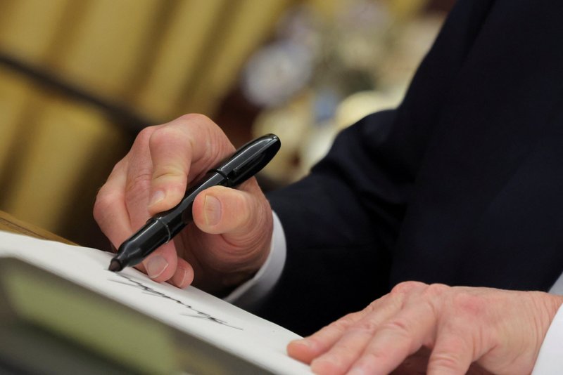 El presidente de Estados Unidos, Donald Trump, firma documentos en el Despacho Oval de la Casa Blanca el 20 de enero de 2025. Firmó una serie de órdenes ejecutivas, entre ellas sobre inmigración, ciudadanía por derecho de nacimiento y el clima. Trump también firmó una orden ejecutiva concediendo alrededor de 1.500 indultos a los acusados en relación con los disturbios del 6 de enero de 2021 en el Capitolio de los Estados Unidos. (Foto OSV News/Carlos Barria, Reuters)