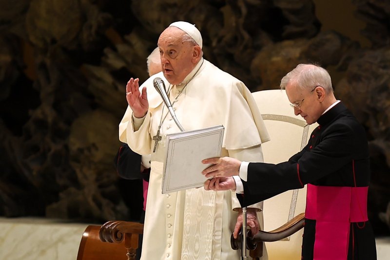 El Papa Francisco da su bendición a los visitantes en el Aula de Audiencias Pablo VI en el Vaticano al final de su audiencia general el miércoles 22 de enero de 2025. (Foto CNS/Lola Gomez)