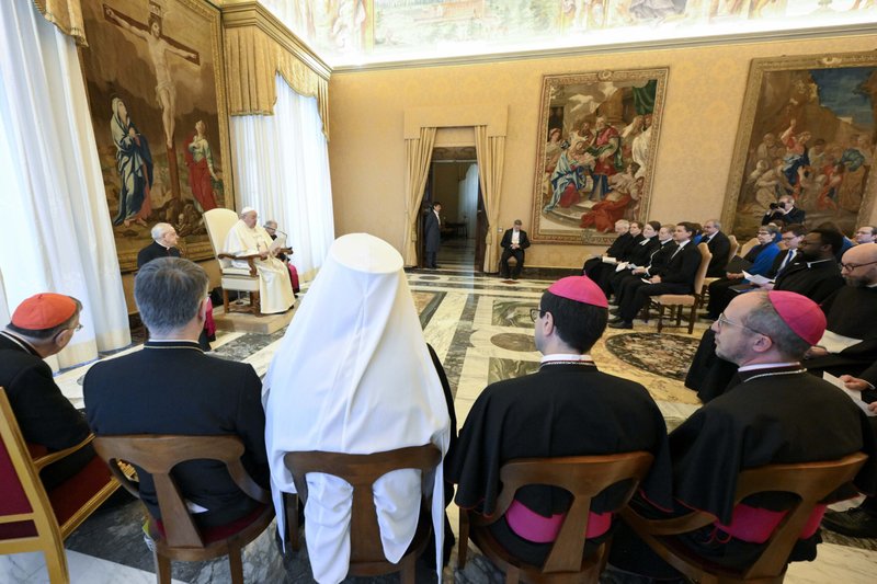 El Papa Francisco habla a los líderes ortodoxos, católicos y luteranos en el Palacio Apostólico del Vaticano el 20 de enero de 2025, durante su peregrinación anual a Roma. (Foto CNS/Vatican Media)