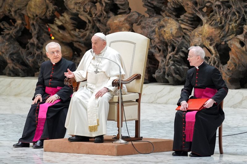 El Papa Francisco se dirige a los periodistas durante un encuentro en la Sala de Audiencias Pablo VI del Vaticano el 25 de enero de 2025. El Papa optó por no leer su discurso preparado, sino por un breve discurso improvisado como parte del Jubileo del Mundo de las Comunicaciones. (CNS photo/Lola Gomez)