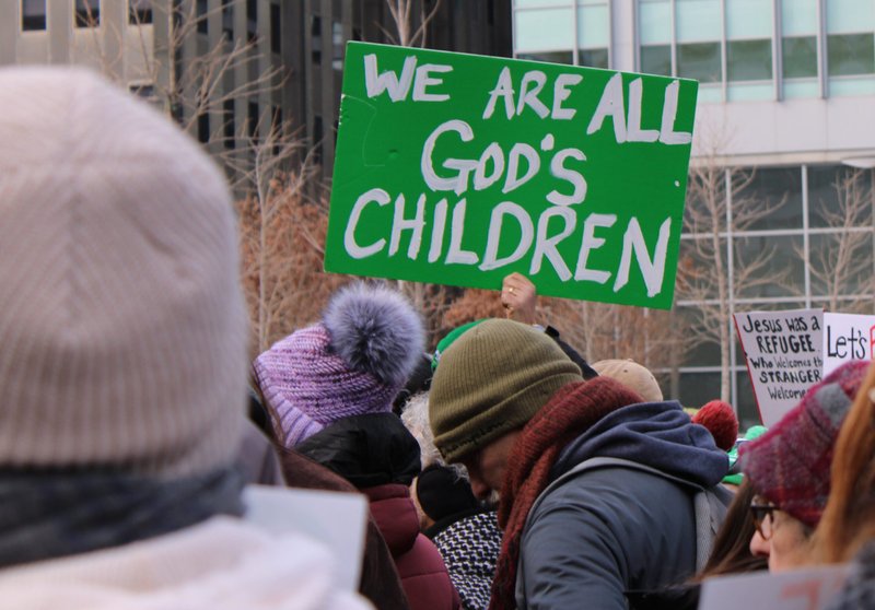 Un participante sostiene un cartel durante una manifestación interreligiosa de apoyo a los inmigrantes celebrada el 25 de enero de 2025 en Love Park, en el centro de Filadelfia. El evento, organizado por la organización sin ánimo de lucro New Sanctuary Movement, desafió a los funcionarios de la ciudad a oponerse a las políticas de la administración Trump que restringen la inmigración e incluyen planes de deportaciones masivas de inmigrantes no autorizados. (Foto de OSV News/Gina Christian)
