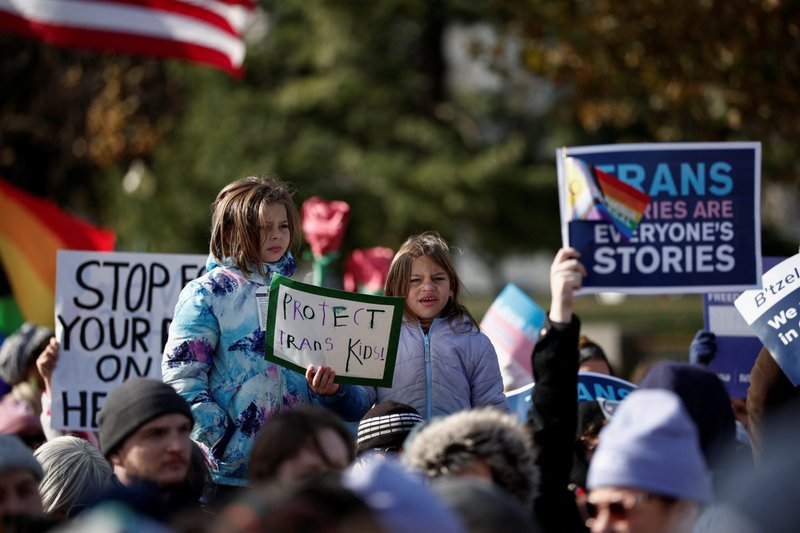 Varias personas sostienen pancartas mientras el Tribunal Supremo en Washington escucha los argumentos el 4 de diciembre de 2024, sobre la apelación de la administración Biden de la decisión de un tribunal inferior que confirma la prohibición de Tennessee sobre ciertas intervenciones médicas para menores que se identifican como transgénero. El presidente Donald Trump firmó una orden ejecutiva el 28 de enero que compromete a su administración a prohibir los procedimientos médicos o quirúrgicos de reasignación de género para menores. (Foto OSV News/Benoit Tessier, Reuters)