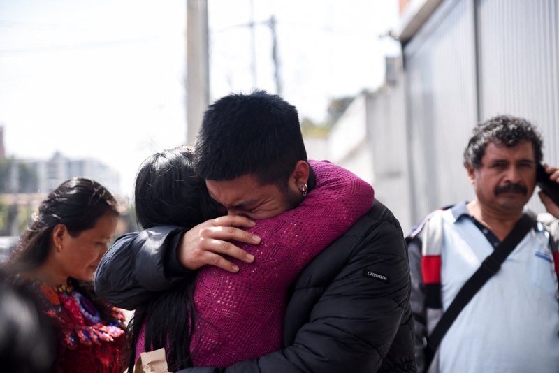 Un migrante es recibido por un familiar fuera del Centro de Recepción de Migrantes Retornados en Ciudad de Guatemala, Guatemala, 27 de enero de 2025, después de que él y otros migrantes guatemaltecos llegaran a la Base Aérea La Aurora en un vuelo de deportación desde EE.UU. (OSV News /Cristina Chiquin, Reuters)